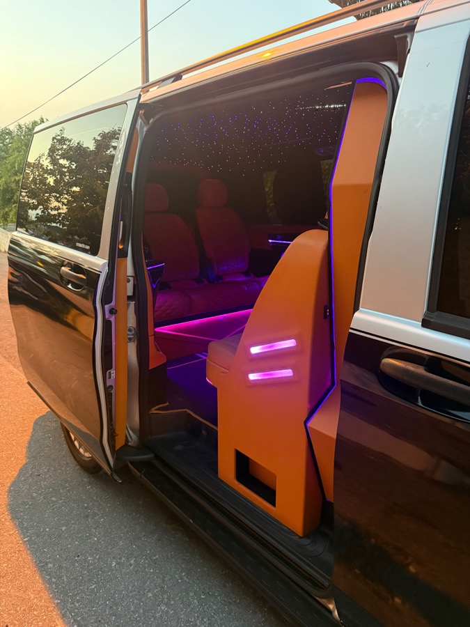 Otomatik kapılı VIP kabin girişi ve ambiyans aydınlatma