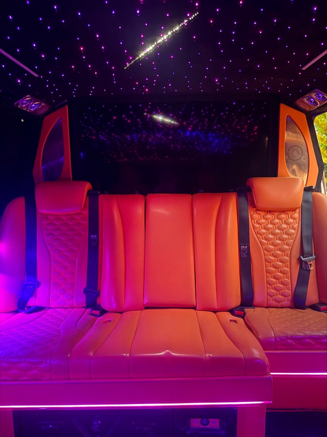 Yıldız tavanlı VIP iç mekân, deri kaptan koltukları