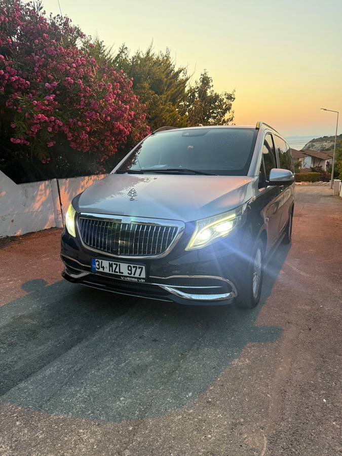 Karadeniz VIP aracının krom ızgaralı ön görünümü